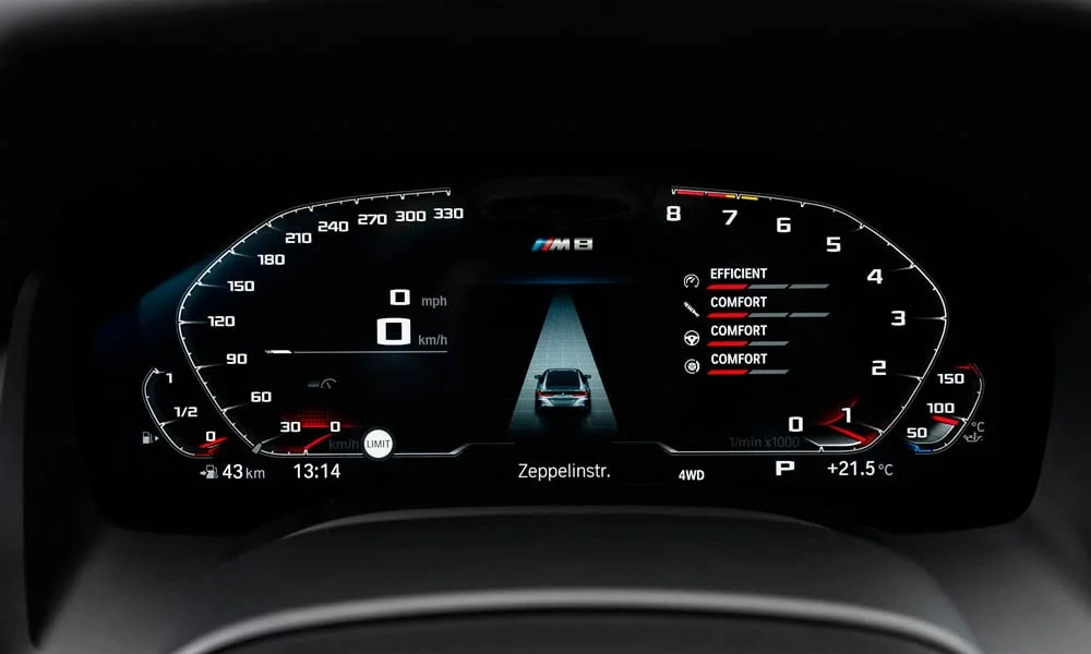 Фото BMW M8 Gran Coupe (2022) — приборная панель. Экран приборов за рулём — вся ходовая информация перед глазами BMW M8 Gran Coupe (2022) — приборная панель