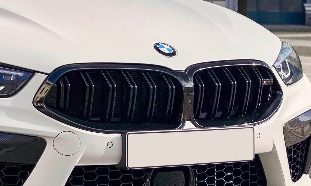Фото BMW M8 Gran Coupe (2022) — решётка радиатора. Рисунок решётки: сетка, ламели или глухая панель у электроверсий. Активные жалюзи за решёткой закрываются на трассе ради аэродинамики — есть у ряда моделей BMW M8 Gran Coupe (2022) — решётка радиатора