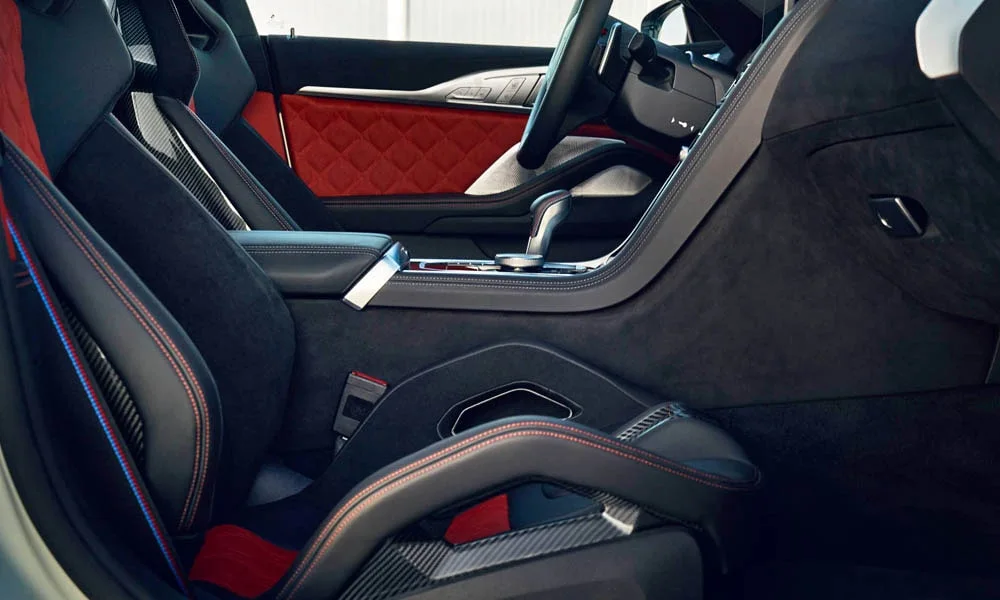 Фото BMW M8 Gran Coupe (2022) — интерьер. Общий план салона: архитектура панели, консоль и кресла BMW M8 Gran Coupe (2022) — интерьер