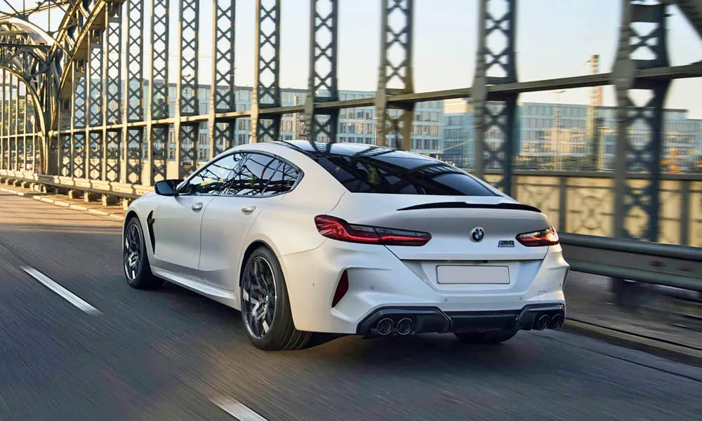 Фото BMW M8 Gran Coupe (2022) — вид сзади, фото 4. Линия крыши, стойки и задняя дверь в белом исполнении. Светодиодная полоса или раздельные секции — задняя оптика стала главным украшением кормы BMW M8 Gran Coupe (2022) — вид сзади, фото 4