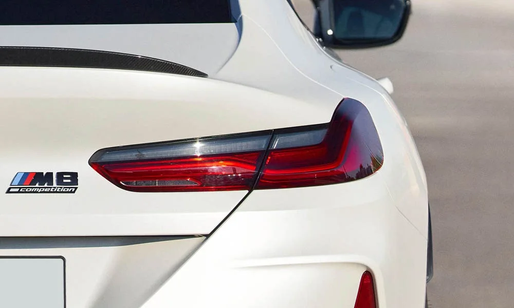 Фото BMW M8 Gran Coupe (2022) — вид сзади, фото 6. Графика фонарей, бампер и оформление пятой двери BMW M8 Gran Coupe (2022) — вид сзади, фото 6