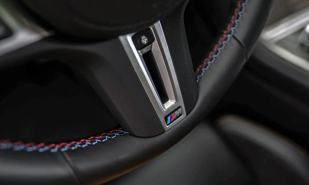 Фото BMW M8 Gran Coupe (2022) — руль, фото 2. Обшивка обода и компоновка спиц крупным планом BMW M8 Gran Coupe (2022) — руль, фото 2