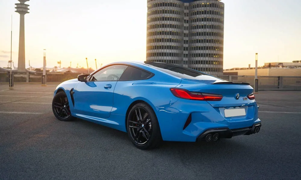 BMW M8 (2022) — вид сзади, фото 3