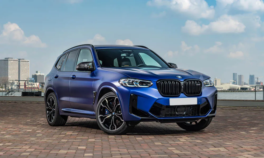 Фото BMW X3 M (2024) — вид спереди, фото 7. Анфас: пропорции капота, посадка кузова и графика ходовых огней. Рисунок ходовых огней — подпись модели, по нему её узнают в потоке BMW X3 M (2024) — вид спереди, фото 7