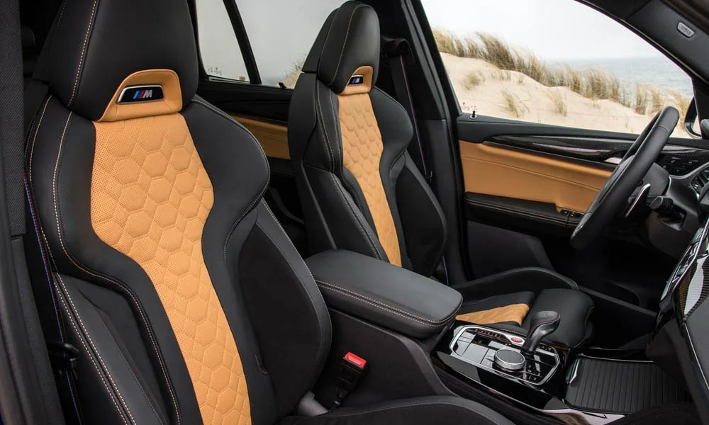 Фото BMW X3 M (2024) — передние сиденья. Передние кресла в перфорированной коже. Перфорация обивки нужна для вентиляции — функции старших комплектаций BMW X3 M (2024) — передние сиденья