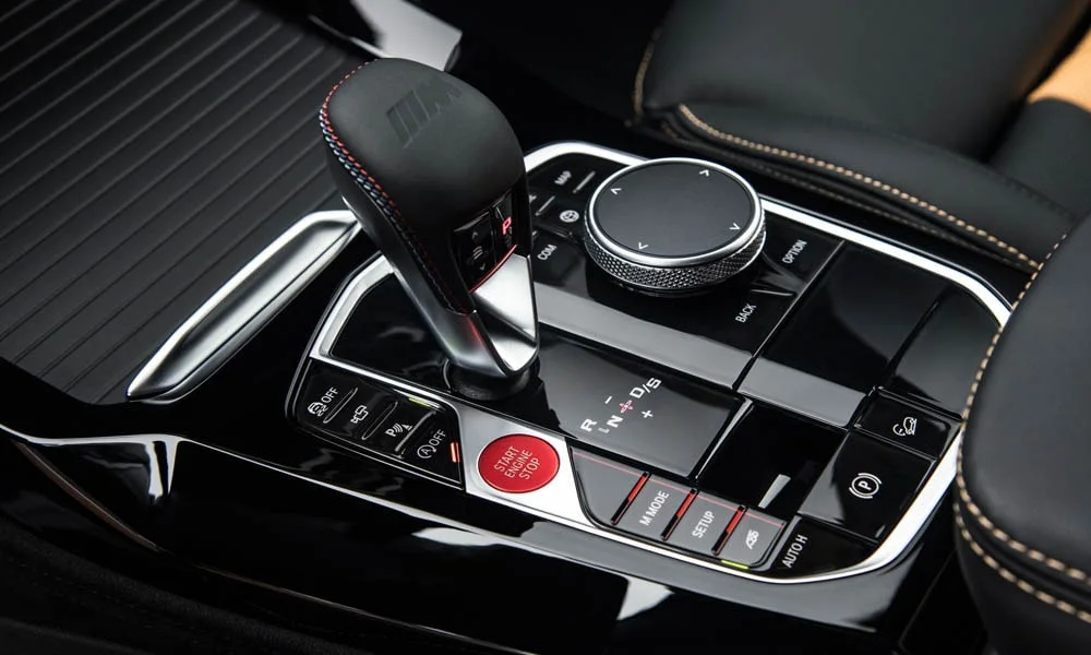 Фото BMW X3 M (2024) — селектор коробки передач. Селектор трансмиссии на центральной консоли. Режимы движения и электронный ручник собраны рядом с селектором BMW X3 M (2024) — селектор коробки передач