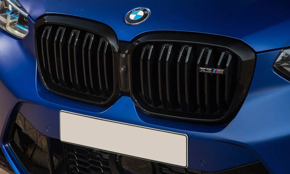 Фото BMW X3 M (2024) — решётка радиатора. Рисунок решётки: сетка, ламели или глухая панель у электроверсий BMW X3 M (2024) — решётка радиатора