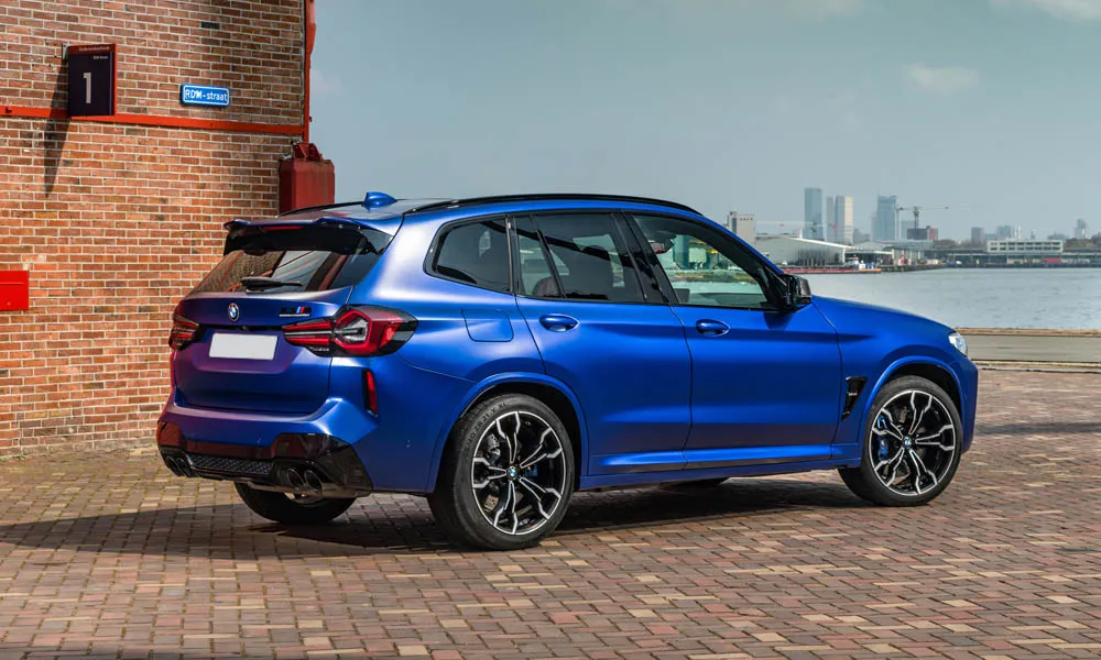 Фото BMW X3 M (2024) — вид сзади, фото 4. Графика фонарей, бампер и оформление пятой двери BMW X3 M (2024) — вид сзади, фото 4