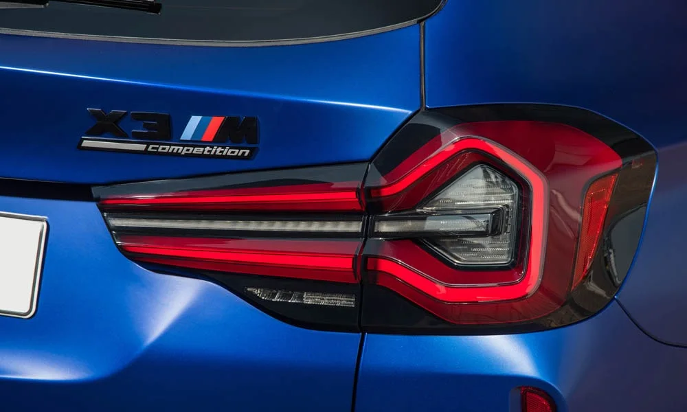 Фото BMW X3 M (2024) — задние фонари. Графика секций крупным планом — ночная подпись модели BMW X3 M (2024) — задние фонари