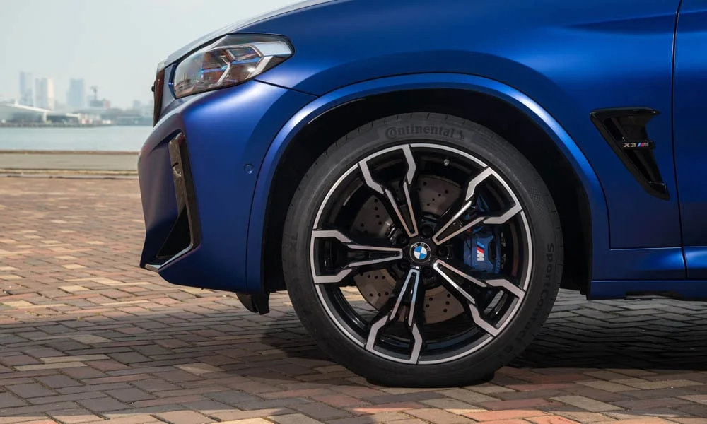 Фото BMW X3 M (2024) — колесо и диск. Дизайн спиц и профиль резины крупным планом BMW X3 M (2024) — колесо и диск