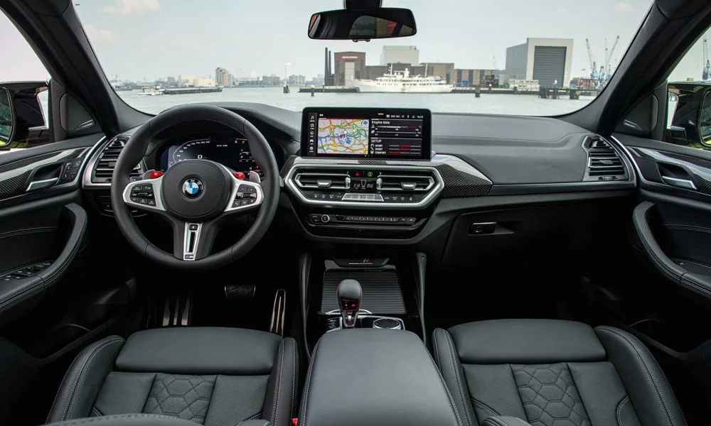 Фото BMW X4 M (2024) — передняя панель. Компоновка экранов, дефлекторов и консоли BMW X4 M (2024) — передняя панель