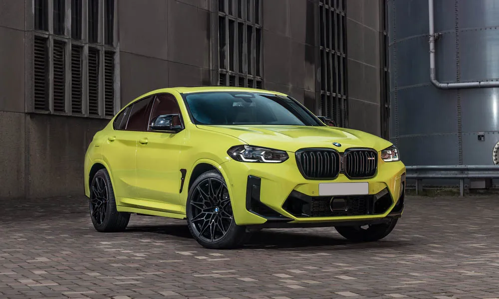 Фото BMW X4 M (2024) — вид спереди, фото 6. Оптика, решётка и бампер — первое впечатление о модели. Рисунок ходовых огней — подпись модели, по нему её узнают в потоке BMW X4 M (2024) — вид спереди, фото 6