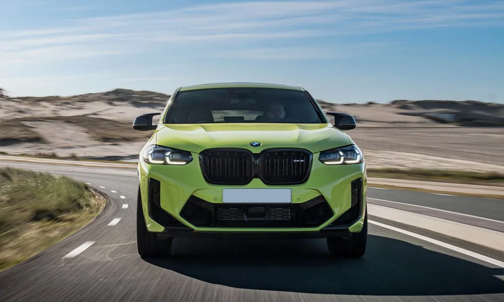 Фото BMW X4 M (2024) — вид спереди, фото 9. Анфас: пропорции капота, посадка кузова и графика ходовых огней BMW X4 M (2024) — вид спереди, фото 9