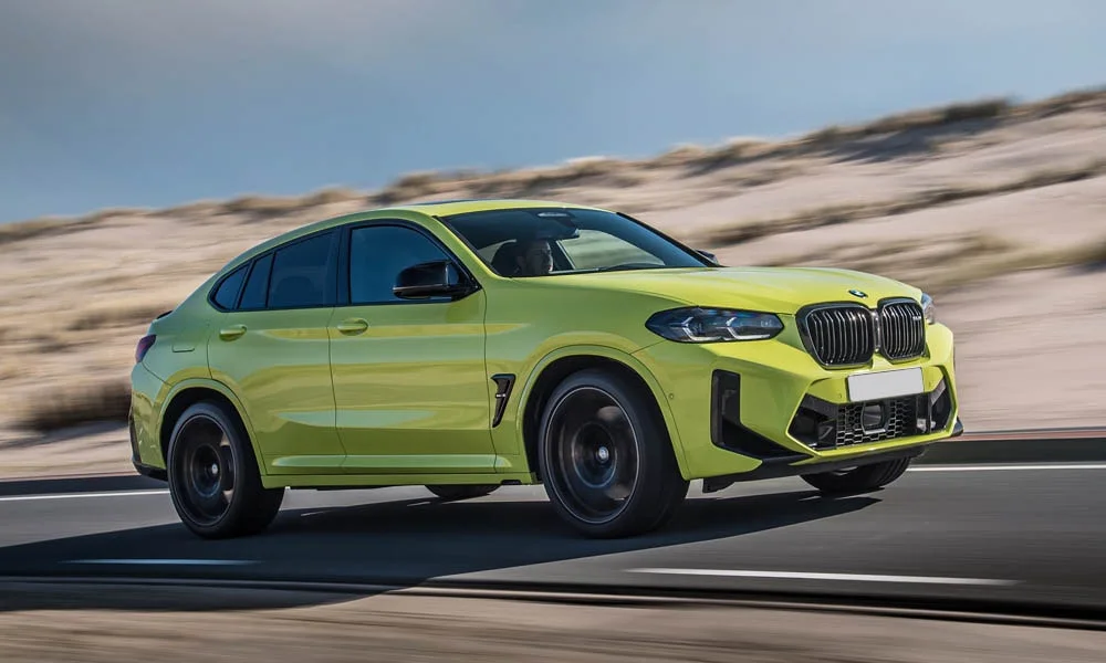 Фото BMW X4 M (2024) — вид спереди, фото 10. Анфас: пропорции капота, посадка кузова и графика ходовых огней. Дневные ходовые огни включаются автоматически с запуском BMW X4 M (2024) — вид спереди, фото 10