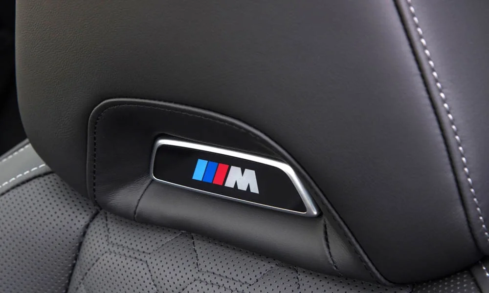 Фото BMW X4 M (2024) — интерьер, фото 3. Общий план салона: архитектура панели, консоль и кресла BMW X4 M (2024) — интерьер, фото 3