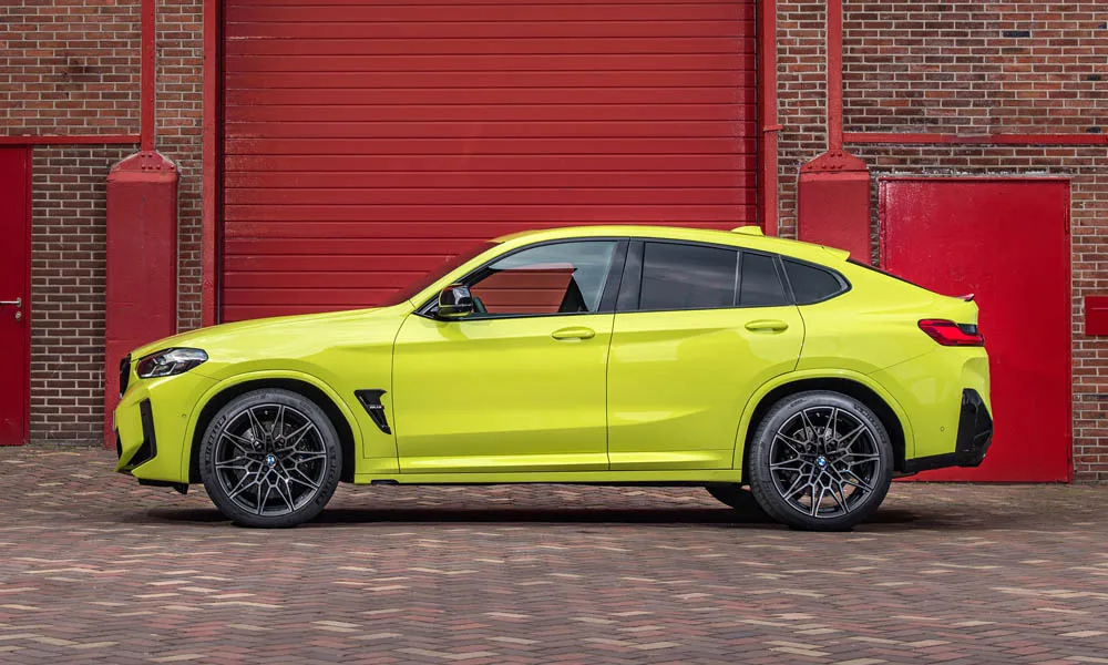 Фото BMW X4 M (2024) — вид сбоку, фото 4. Профиль кузова: колёсная база, свесы и линия остекления BMW X4 M (2024) — вид сбоку, фото 4