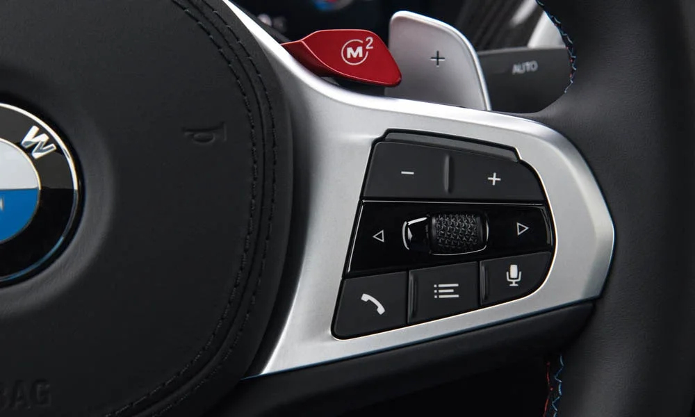 Фото BMW X4 M (2024) — руль, фото 3. Обшивка обода и компоновка спиц крупным планом. Обогрев обода — опция, которую оценят зимой BMW X4 M (2024) — руль, фото 3