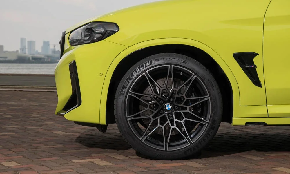 Фото BMW X4 M (2024) — колесо и диск. Дизайн спиц и профиль резины крупным планом BMW X4 M (2024) — колесо и диск