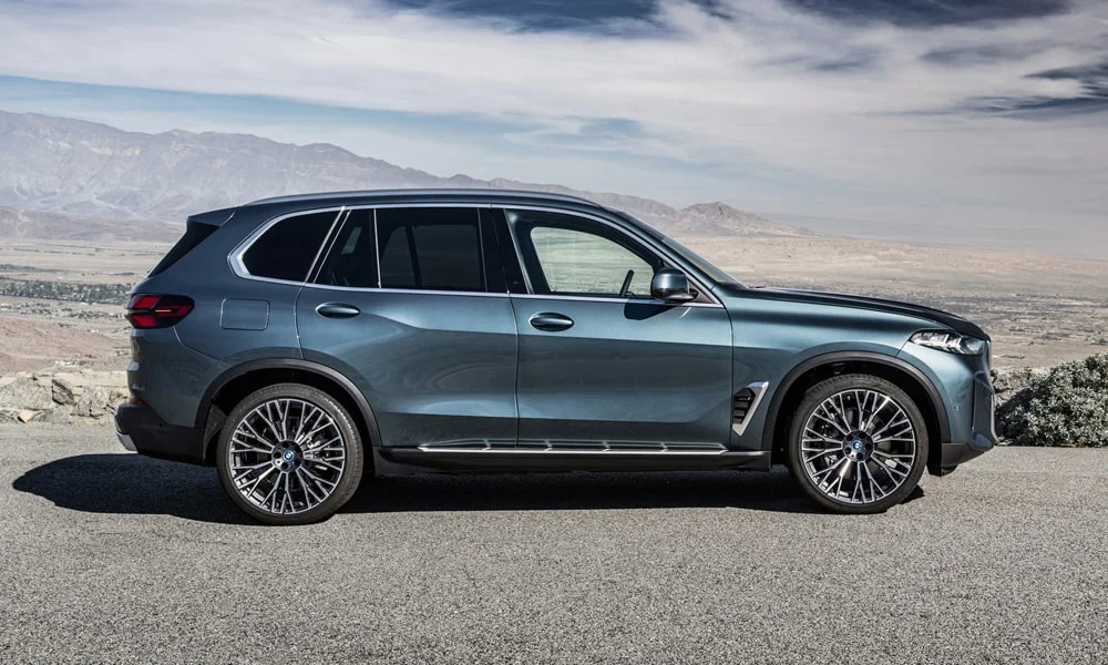 BMW X5 (2024) — вид сбоку