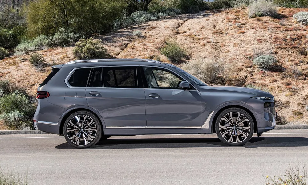 BMW X7 (2024) — вид сбоку, фото 2