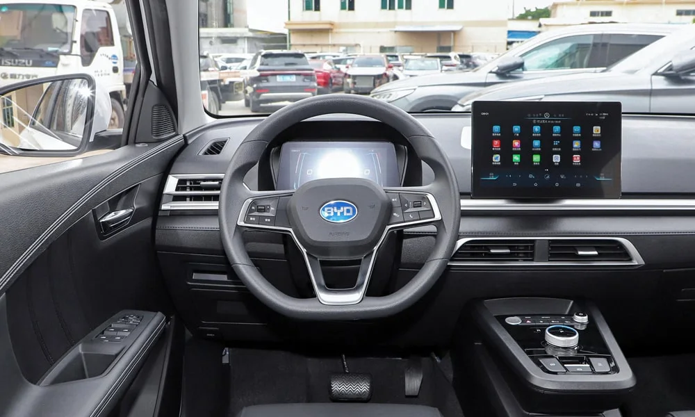 Фото BYD e2 (2024) — интерьер. Общий план салона: архитектура панели, консоль и кресла. Уровень отделки читается по стыкам панелей и мягким поверхностям в зонах касания BYD e2 (2024) — интерьер