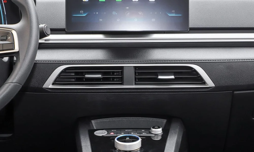 Фото BYD e2 (2024) — интерьер, фото 3. Общий план салона: архитектура панели, консоль и кресла BYD e2 (2024) — интерьер, фото 3