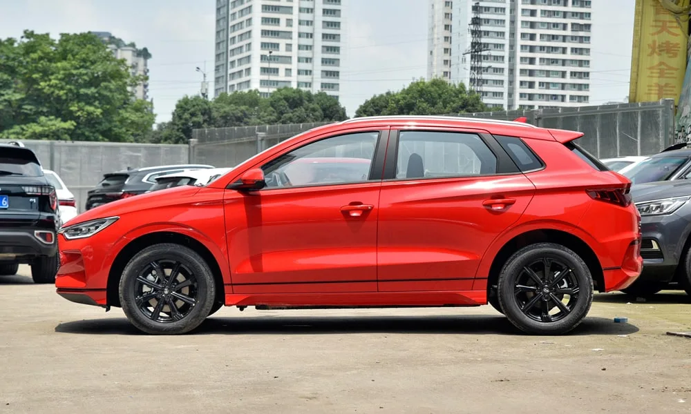 Фото BYD e2 (2024) — вид сбоку, фото 2. Профиль в красном цвете: соотношение колёсной базы и свесов BYD e2 (2024) — вид сбоку, фото 2
