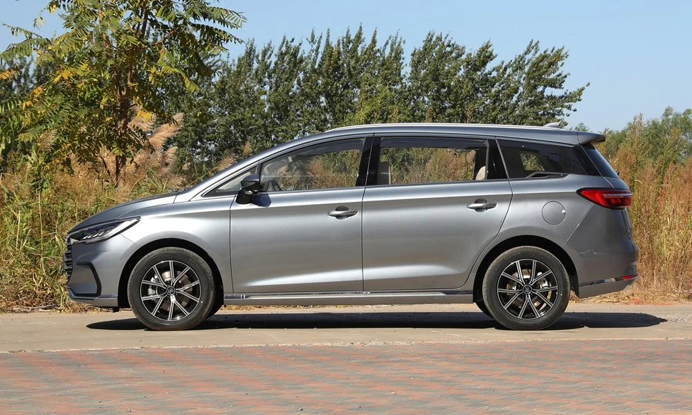BYD Song Max (2024) — вид сбоку