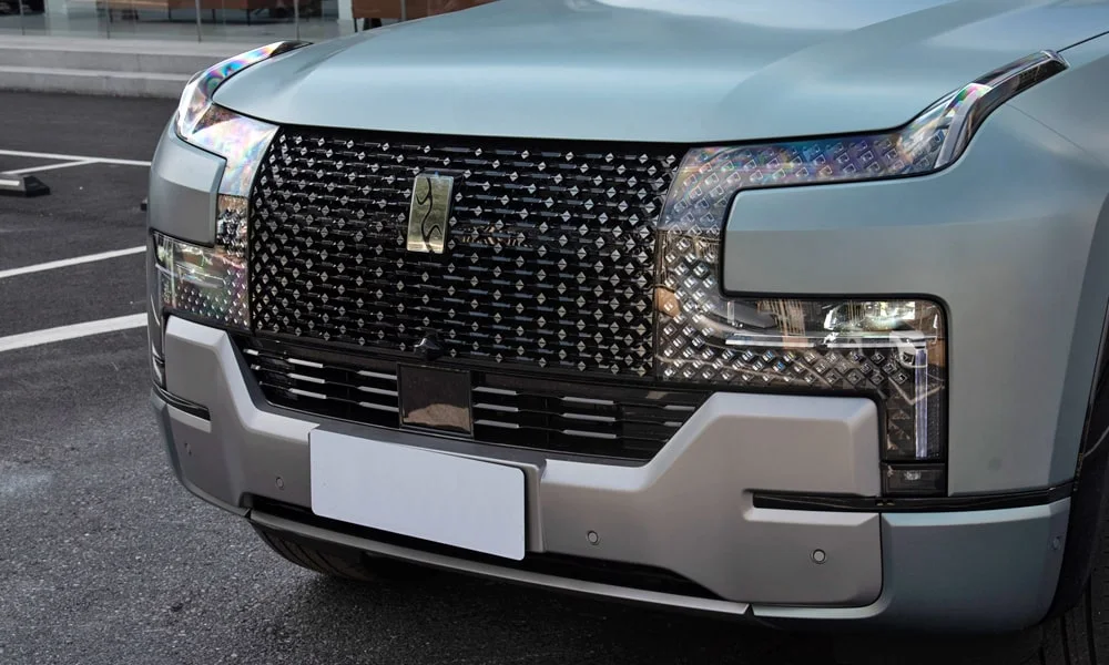 Фото BYD Yangwang U8 (2024) — решётка радиатора. Фирменный рисунок облицовки — визитная карточка марки BYD Yangwang U8 (2024) — решётка радиатора
