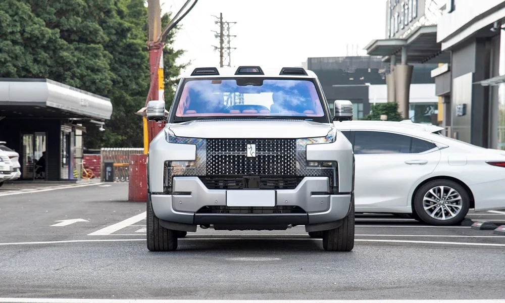 Фото BYD Yangwang U8 (2024) — интерьер, фото 5. Общий план салона: архитектура панели, консоль и кресла BYD Yangwang U8 (2024) — интерьер, фото 5