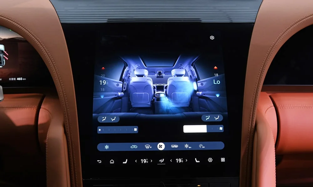 Фото BYD Yangwang U8 (2024) — экран мультимедиа. Вертикальный экран мультимедиа — карты и списки помещаются целиком. Климат и обогревы часто управляются с этого экрана — привыкание занимает пару дней BYD Yangwang U8 (2024) — экран мультимедиа