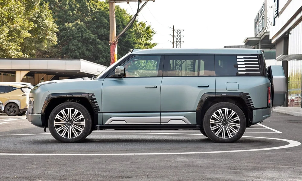 BYD Yangwang U8 (2024) — вид сбоку