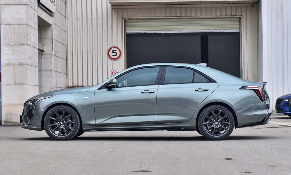 Cadillac CT4 (2024) — вид сбоку