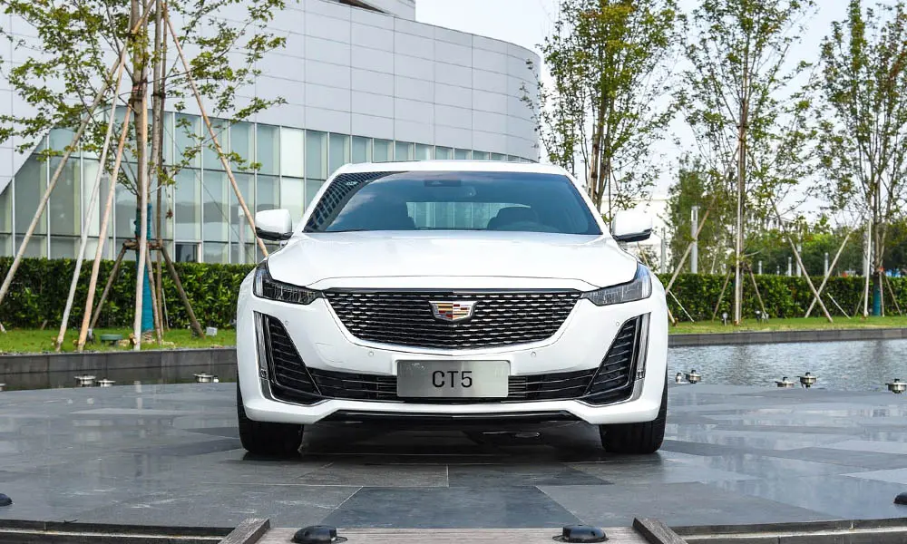 Cadillac CT5 (2024) — вид спереди, фото 2