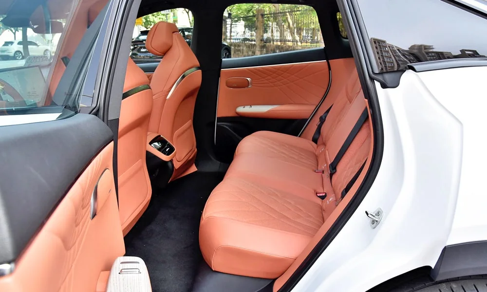 Фото Changan Deapal S7 (2024) — задние сиденья. Посадка второго ряда: подголовники и подлокотник. Крепления ISOFIX для детских кресел — в основании спинки Changan Deapal S7 (2024) — задние сиденья