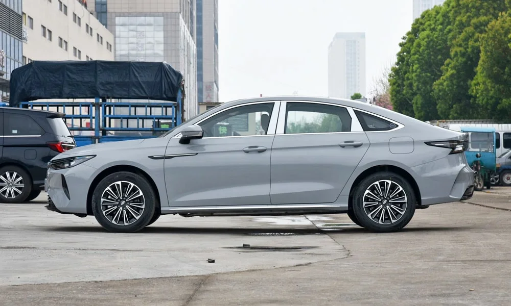 Chery Arrizo 8 Plug-in Hybrid (2024) — вид сбоку