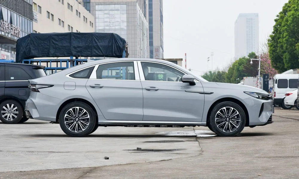 Chery Arrizo 8 Plug-in Hybrid (2024) — вид сбоку, фото 2