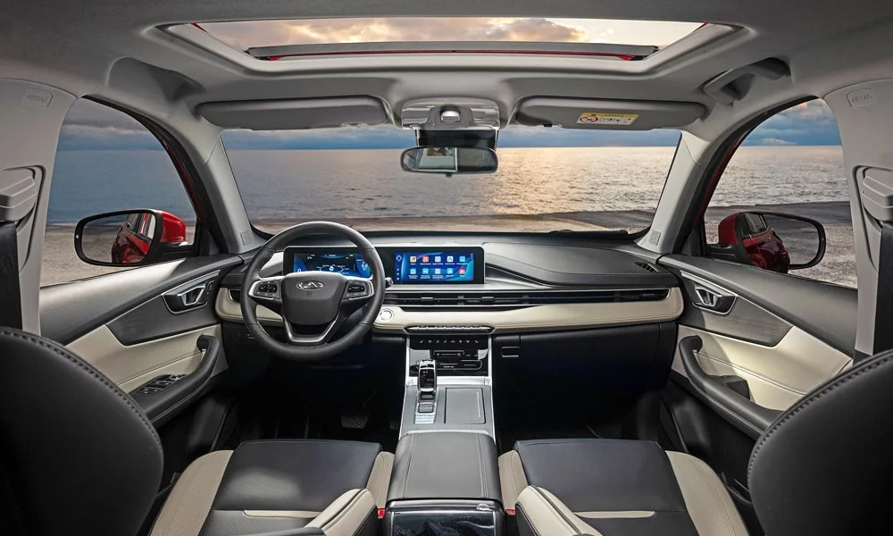 Фото Chery Tiggo 4 (2024) — передняя панель. Компоновка экранов, дефлекторов и консоли. Мягкие материалы верхнего яруса и вставки задают уровень интерьера Chery Tiggo 4 (2024) — передняя панель