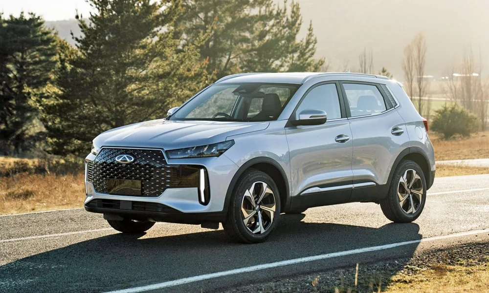 Фото Chery Tiggo 4 (2024) — вид спереди, фото 7. Кузов в серебристом цвете: рисунок оптики и решётки задаёт узнаваемое «лицо» модели. Дневные ходовые огни включаются автоматически с запуском Chery Tiggo 4 (2024) — вид спереди, фото 7