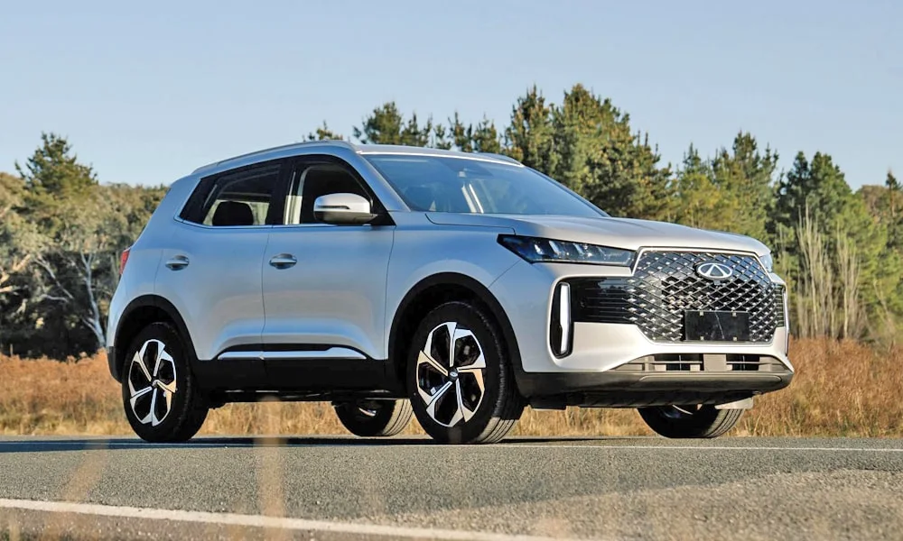 Фото Chery Tiggo 4 (2024) — вид спереди, фото 8. Передок в серебристом исполнении — крупная светотехника и выразительный бампер. Дневные ходовые огни включаются автоматически с запуском Chery Tiggo 4 (2024) — вид спереди, фото 8