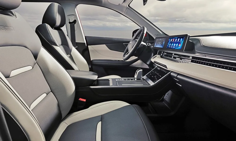 Фото Chery Tiggo 4 (2024) — интерьер. Общий план салона: архитектура панели, консоль и кресла. Уровень отделки читается по стыкам панелей и мягким поверхностям в зонах касания Chery Tiggo 4 (2024) — интерьер