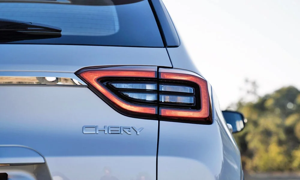 Фото Chery Tiggo 4 (2024) — вид сзади, фото 2. Графика фонарей, бампер и оформление пятой двери. Светодиодная полоса или раздельные секции — задняя оптика стала главным украшением кормы Chery Tiggo 4 (2024) — вид сзади, фото 2