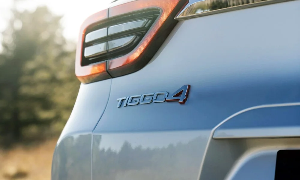 Фото Chery Tiggo 4 (2024) — вид сзади, фото 3. Корма в синем цвете: графика фонарей и пластика пятой двери Chery Tiggo 4 (2024) — вид сзади, фото 3