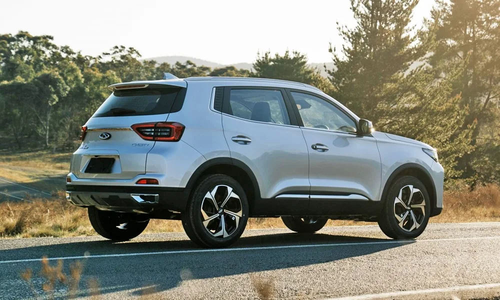 Фото Chery Tiggo 4 (2024) — вид сзади, фото 4. Линия крыши, стойки и задняя дверь в серебристом исполнении. Светодиодная полоса или раздельные секции — задняя оптика стала главным украшением кормы Chery Tiggo 4 (2024) — вид сзади, фото 4