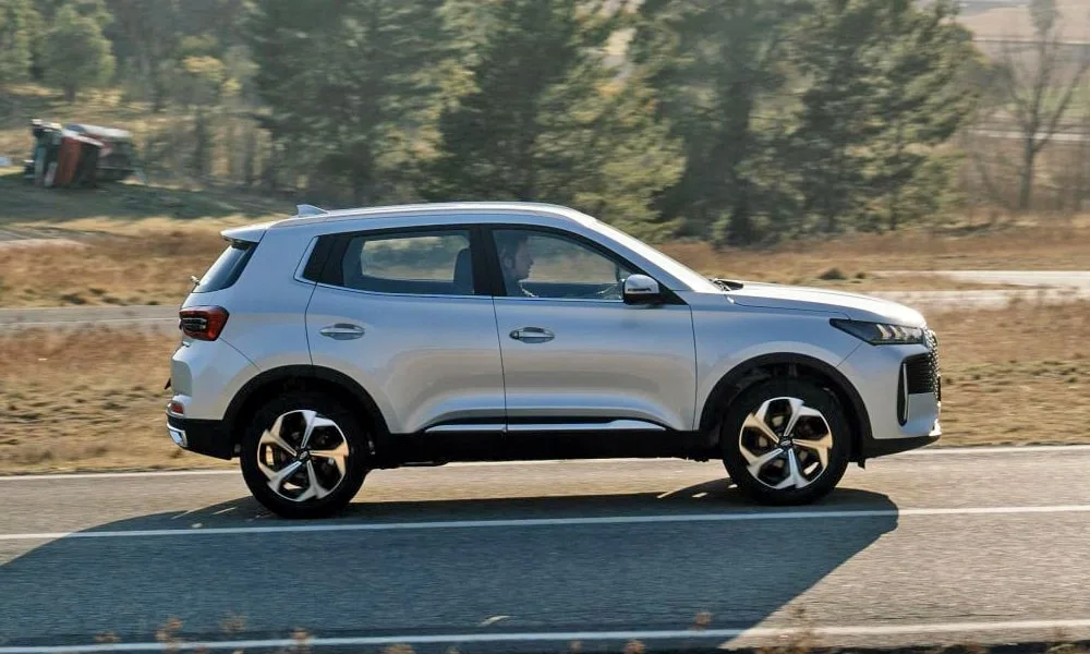 Фото Chery Tiggo 4 (2024) — вид сбоку. Профиль в серебристом цвете: соотношение колёсной базы и свесов Chery Tiggo 4 (2024) — вид сбоку