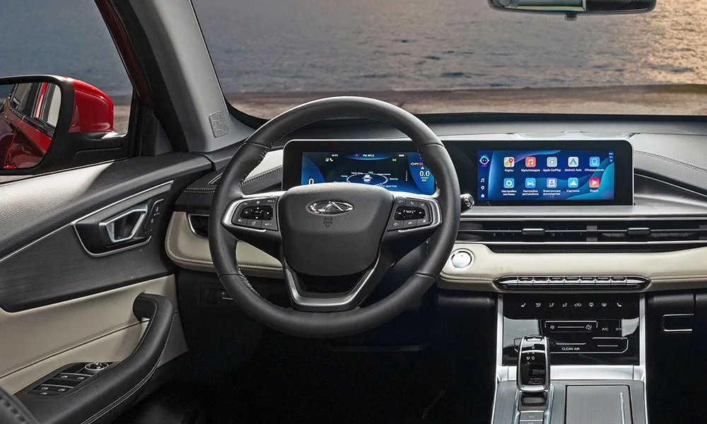 Фото Chery Tiggo 4 (2024) — руль. Обшивка обода и компоновка спиц крупным планом. Клавиши на спицах управляют медиа, круизом и ассистентами — руки остаются на руле Chery Tiggo 4 (2024) — руль