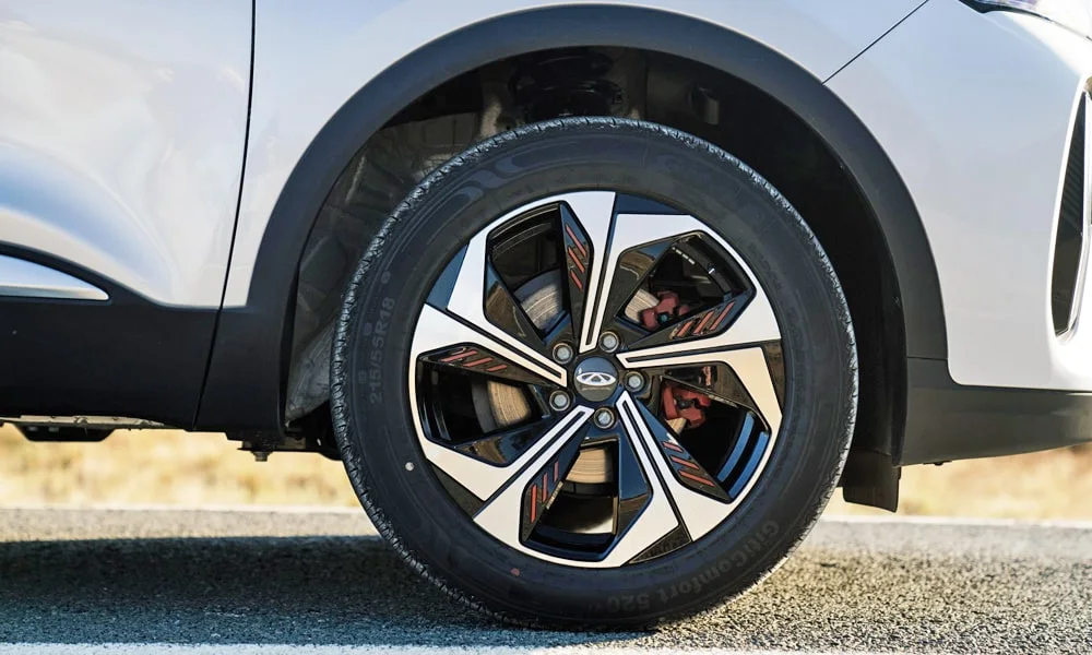 Фото Chery Tiggo 4 (2024) — колесо и диск. Дизайн спиц и профиль резины крупным планом Chery Tiggo 4 (2024) — колесо и диск