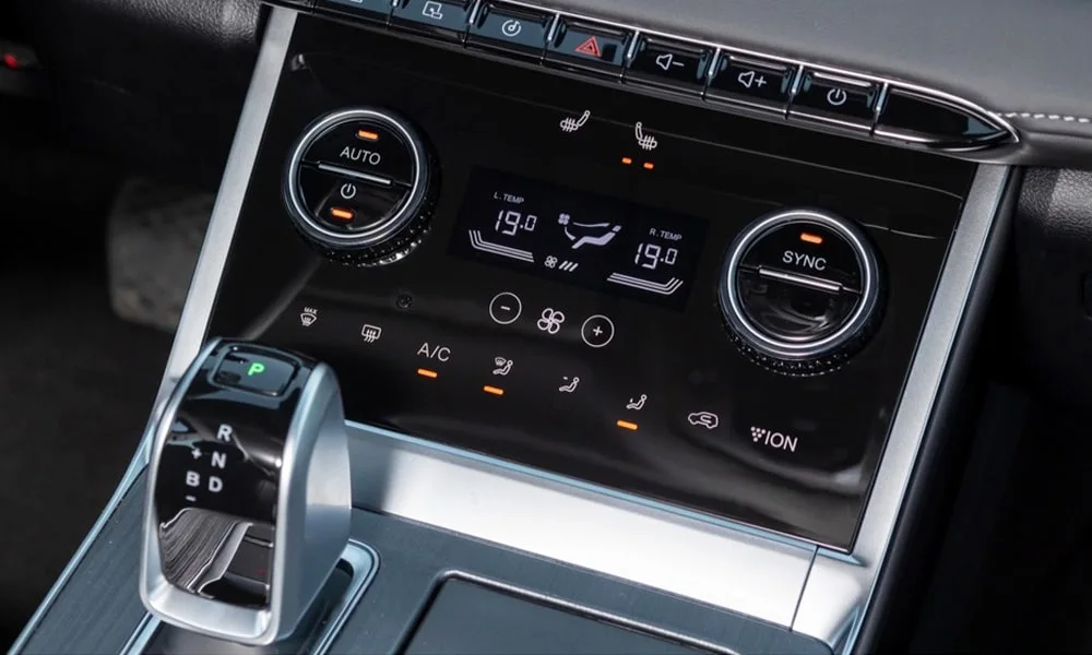 Фото Chery Tiggo 7 Pro Plug-in Hybrid (2023) — блок климат-контроля, фото 2. Панель климата крупным планом — регулировки доступны на ощупь. Раздельные зоны позволяют водителю и пассажиру выбрать свою температуру Chery Tiggo 7 Pro Plug-in Hybrid (2023) — блок климат-контроля, фото 2
