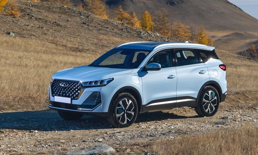 Фото Chery Tiggo 7 Pro Plug-in Hybrid (2023) — вид спереди, фото 6. Кузов в белом цвете: рисунок оптики и решётки задаёт узнаваемое «лицо» модели. Дневные ходовые огни включаются автоматически с запуском Chery Tiggo 7 Pro Plug-in Hybrid (2023) — вид спереди, фото 6