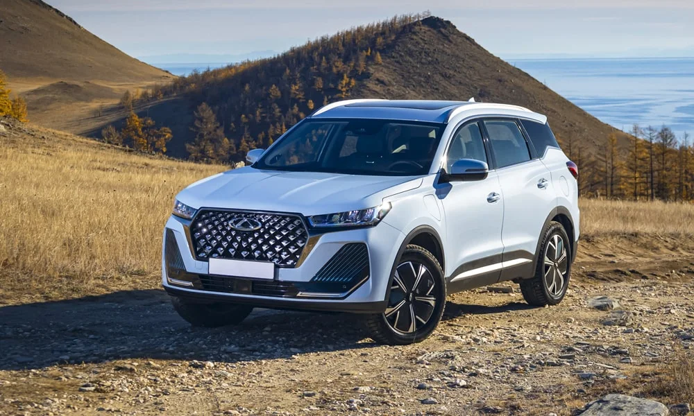 Фото Chery Tiggo 7 Pro Plug-in Hybrid (2023) — вид спереди, фото 7. Белый кузов, строгая симметрия оптики — базовый ракурс знакомства с дизайном. Дневные ходовые огни включаются автоматически с запуском Chery Tiggo 7 Pro Plug-in Hybrid (2023) — вид спереди, фото 7